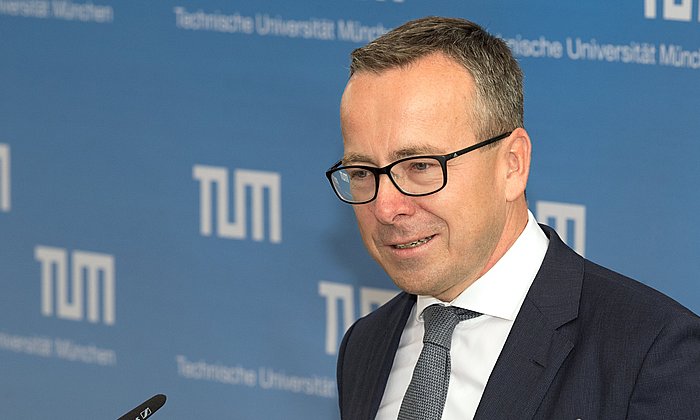 Prof. Gunther Friedl, Inhaber des Lehrstuhls für Controlling und Dekan der TUM School of Management an einem Rednerpult.