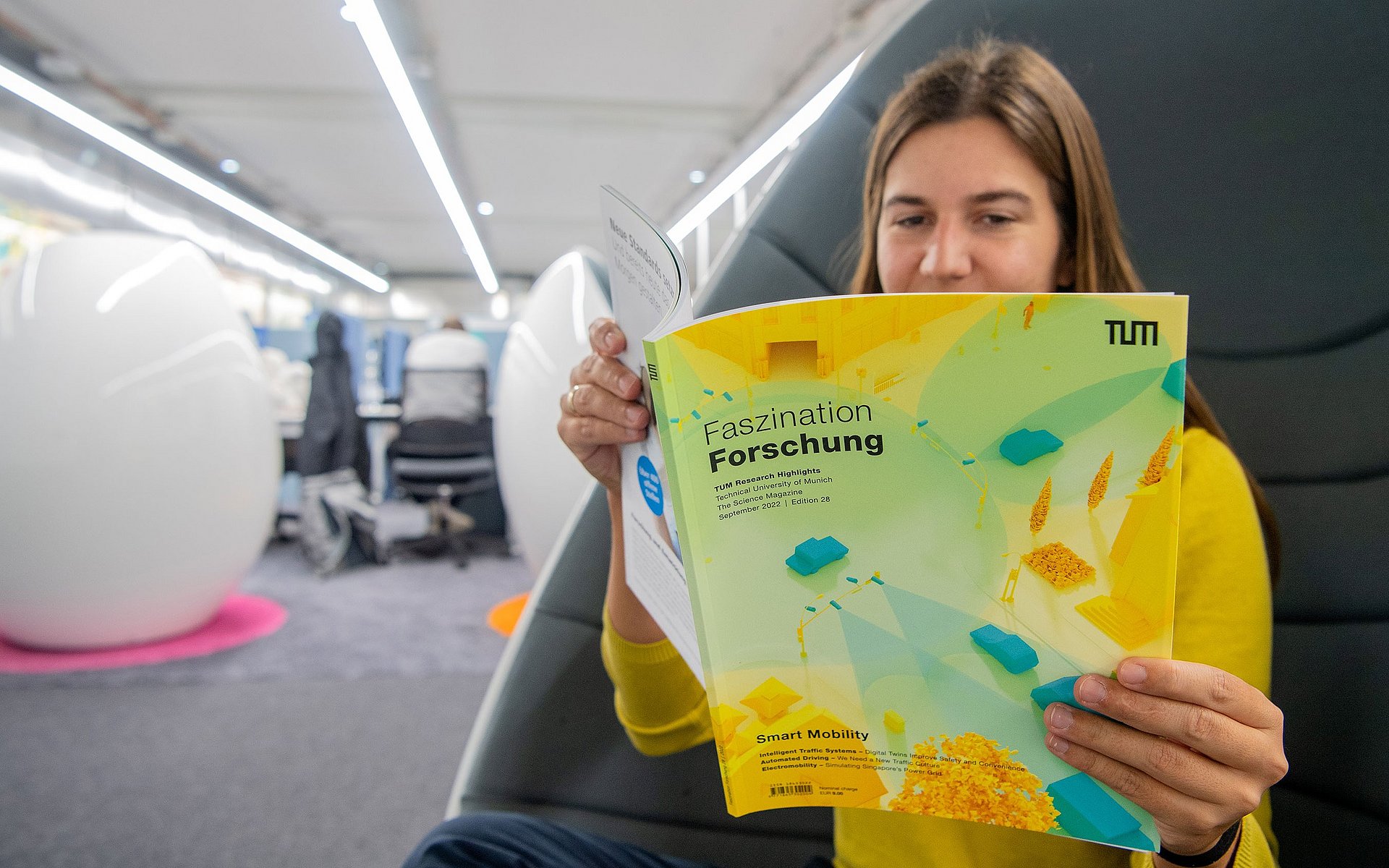 Eine Person liest im Magazin Faszination Forschung Eine Person liest im Magazin Faszination Forschung