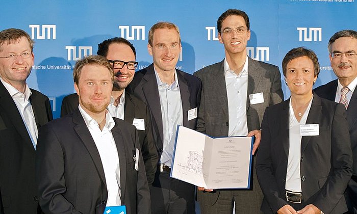 Das Sieger-Team von Dynamic Biosensors mit TUM-Präsident Herrmann (r.), Vizepräsidentin Ehrenberger (2.v.r.) und UnternehmerTUM-Geschäftsführer Schönenberger (l.).