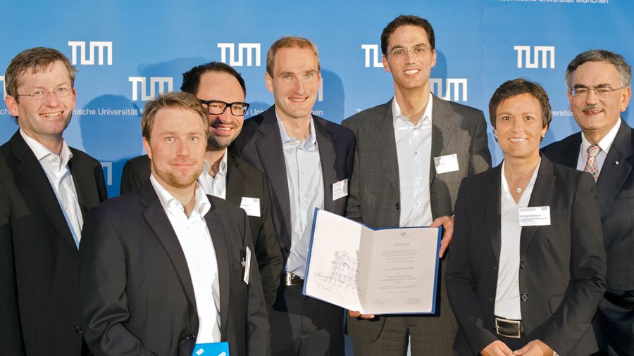 Das Sieger-Team von Dynamic Biosensors mit TUM-Präsident Herrmann (r.), Vizepräsidentin Ehrenberger (2.v.r.) und UnternehmerTUM-Geschäftsführer Schönenberger (l.).