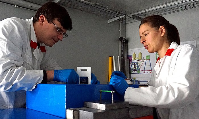 Dr. Stefan Seidlmayer and Dr. Petra Kudejová at the PGAA instrument at FRM II – Photo: Claudia Niiranen / TUM