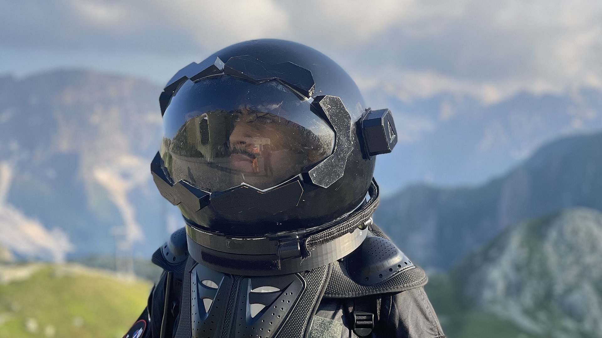 Ilyasse_Taame_Raumanzug Studentischer Astronaut Ilyasse Taame mit Raumanzug