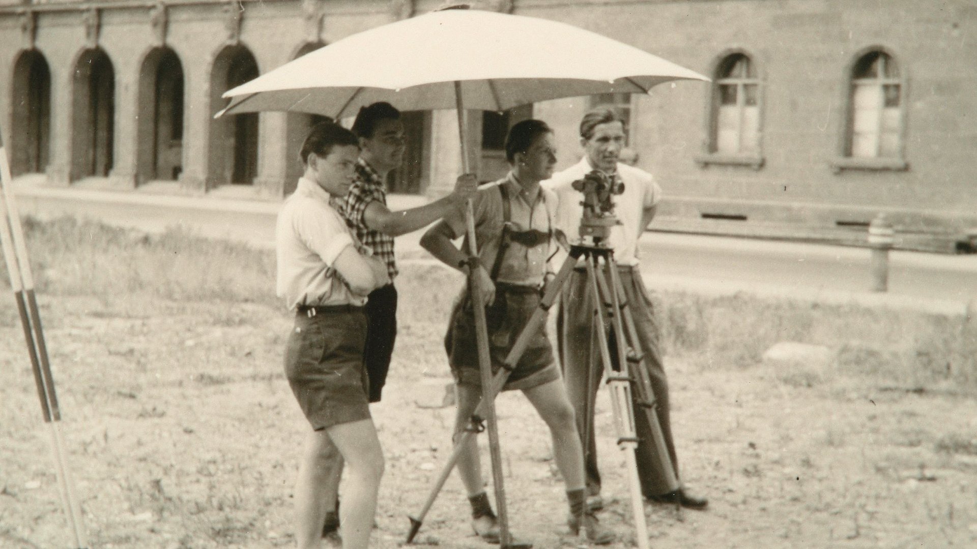 Geodäsie-Übung auf dem Ruinengrundstück vor der Alten Pinakothek im Jahr 1950.