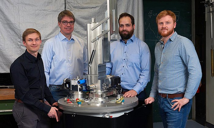 Alexander Regnat, Prof. Christian Pfleiderer, Jan Spallek and Tomek Schulz with their cooling system for extremely low temperatures.