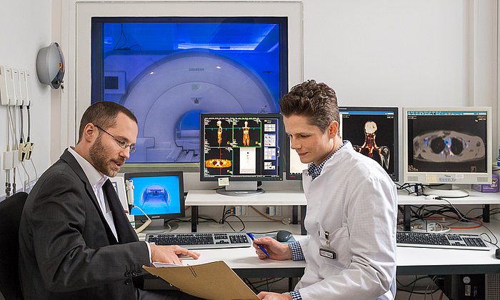 Dass manche Personengruppen aktiveres braunes Fett haben oder insgesamt mehr, dies konnten die Wissenschaftler Tobias Fromme (l.) und Carlos Gerngroß durch die Analyse der PET-Scans belegen. (Foto: TUM/ Astrid Eckert)