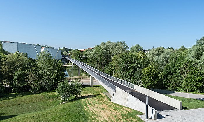 Mit der Jubiläumsbrücke ist eine Tangente entstanden, die von der Bibliothek des Wissenschaftszentrum Weihenstephan über den zentralen Platz mit Maibaum bis zu den Campusgebäuden im nördlichen Teil des grünen Campus führt. (Bilder: U. Benz/ TUM)