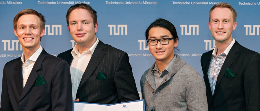 Das Siegerteam - sein Physco Filter reinigt mit einem Moss Klinikabwässer von Antibiotika und Hormonen. (Bild: U. Benz / TUM) Das Siegerteam