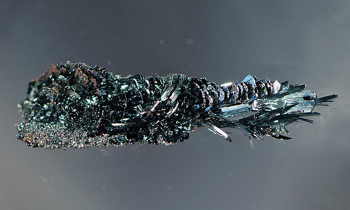 Crystals of semiconducting black arsenic phosphorus – photo: Andreas Battenberg / TUM