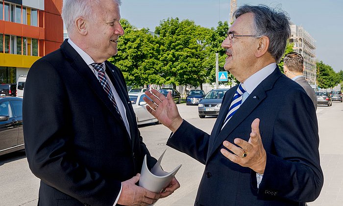 TUM President Wolfgang A. Herrmann welcomes Bavaria's Prime Minister Horst Seehofer at the Garching campus.