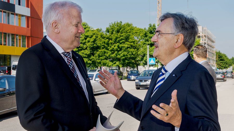 TUM-Präsident Wolfgang A. Herrmann begrüßt Ministerpräsident Horst Seehofer auf dem Campus Garching.