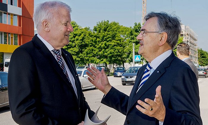 TUM-Präsident Wolfgang A. Herrmann begrüßt Ministerpräsident Horst Seehofer auf dem Campus Garching.