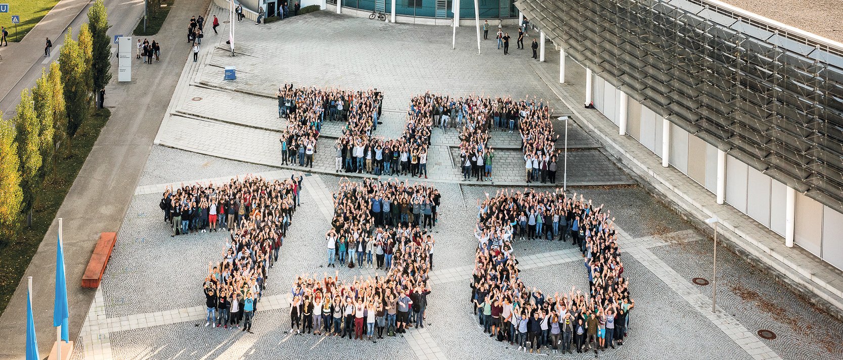 In diesem Jahr feiert die TUM ihren 150.Geburtstag. Zur Einstimmung formierten sich 1.000 Studierende des Jubiläumsjahrgangs zu einem »visuellen Geburtstagsständchen« vor der Fakultät für Maschinenwesen in Garching. Stark! (Foto: Andreas Heddergott)
