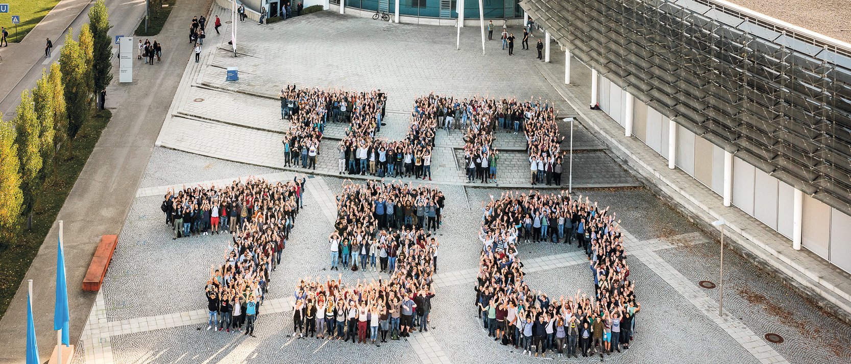 In diesem Jahr feiert die TUM ihren 150.Geburtstag. Zur Einstimmung formierten sich 1.000 Studierende des Jubiläumsjahrgangs zu einem »visuellen Geburtstagsständchen« vor der Fakultät für Maschinenwesen in Garching. Stark! (Foto: Andreas Heddergott) In diesem Jahr feiert die TUM ihren 150.Geburtstag. Zur Einstimmung formierten sich 1.000 Studierende des Jubiläumsjahrgangs zu einem »visuellen Geburtstagsständchen« vor der Fakultät für Maschinenwesen in Garching. Stark! (Foto: Andreas Heddergott)
