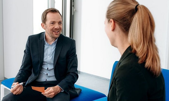 Zwei Personen im Beratungsgespräch in den Räumen des TUM Institute for LifeLong Learning.