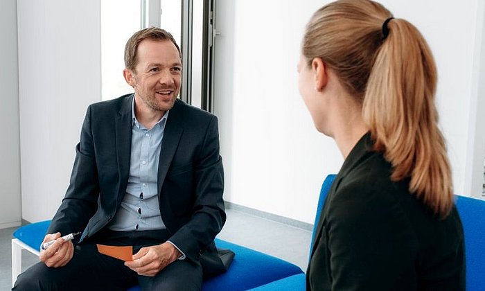 Two people in conversation in the rooms of the TUM Institute for LifeLong Learning.