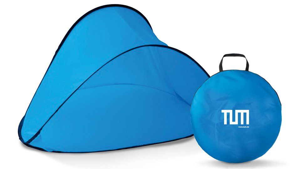 New items in the TUMshop: a beach shell with TUM logo. (Photo: 2018 KW9 Grafikagentur) New items in the TUMshop: a beach shell with TUM logo. (Photo: 2018 KW9 Grafikagentur)