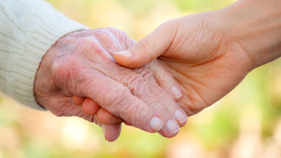 Hilfe bei der Pflege: TUM-Angehörige können sich unterstützen lassen. (Foto: Chariclo/fotolia.com) Hilfe bei der Pflege: TUM-Angehörige können sich unterstützen lassen. (Foto: Chariclo/fotolia.com)
