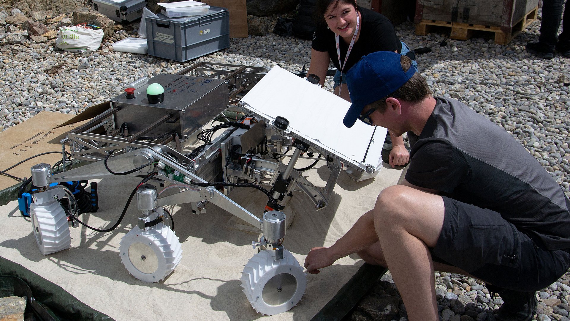 Laura Bauer and Rok Sesko with rover LARSS 