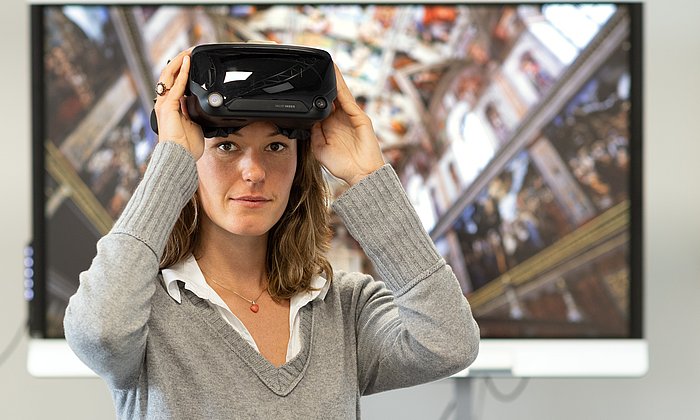 Forscherin mit VR-Brille