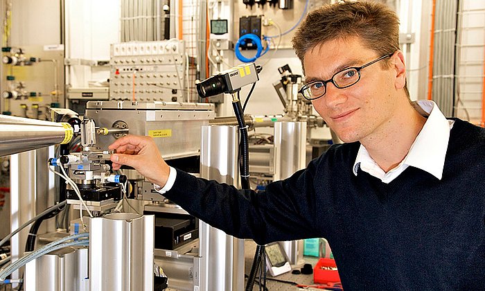 Prof. Franz Pfeiffer bei einem Experiment an der Synchrotron-Strahlungsquelle des PSI in Villigen /Schweiz. (Foto: Markus Fischer, PSI)