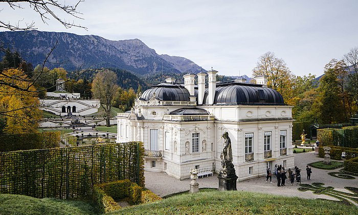 Schloss Linderhof wurde zwischen 1870 und 1886 von Georg Dollmann, Julius Hofmann und anderen Architekten für Ludwig II. gebaut. (Foto: U. Myrzik / Architekturmuseum der TUM)