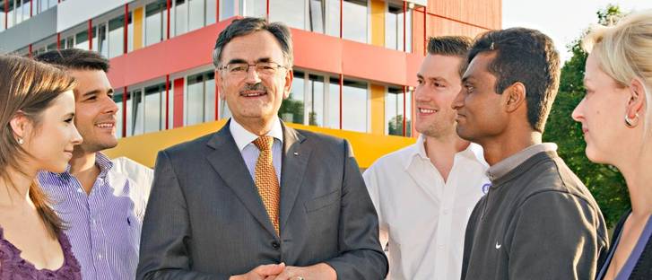 TUM President Prof. Wolfgang A. Herrmann with docotral candidates in front of the Exzellenzzentrum building in Garching TUM President Prof. Wolfgang A. Herrmann with docotral candidates in front of the Exzellenzzentrum building in Garching