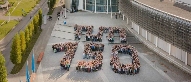 1200 Erstsemesterstudierende bilden den Schriftzug TUM 150 1200 Erstsemesterstudierende des Jubiläumsjahrgangs 2017 formen am Campus Garching den Schriftzug „TUM 150“