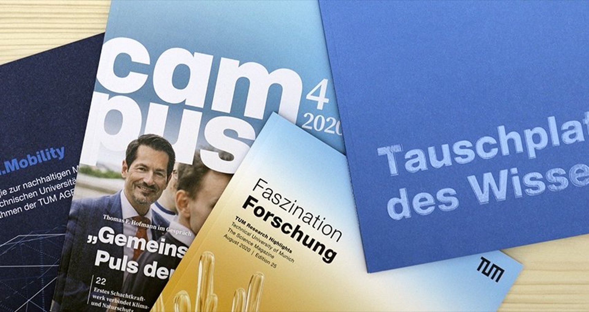 Auswahl aktueller Print-Magazine und Broschüren der Technischen Universität München (TUM)