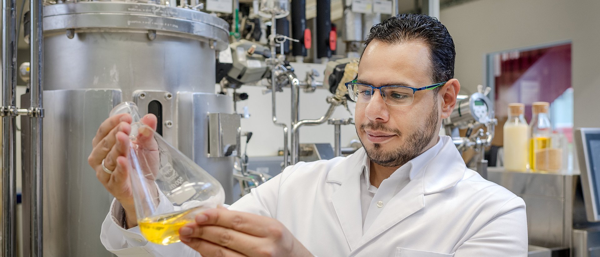 Am Werner Siemens-Lehrstuhl für Synthetische Biotechnologie der TUM hat Dr. Mahmoud Masri einen Prozess entwickelt, bei dem aus Algen ein Hefe-Öl gewonnen wird, das Palmöl lebensmitteltechnisch absolut ebenbürtig ist, aber eine wesentlich bessere Ökobilanz hat.