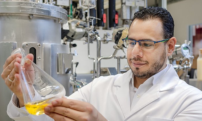 Am Werner Siemens-Lehrstuhl für Synthetische Biotechnologie der TUM hat Dr. Mahmoud Masri einen Prozess entwickelt, bei dem aus Algen ein Hefe-Öl gewonnen wird, das Palmöl lebensmitteltechnisch absolut ebenbürtig ist, aber eine wesentlich bessere Ökobilanz hat.