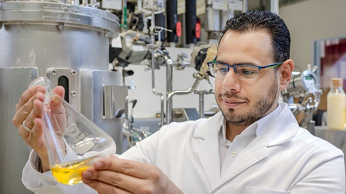 Starting from algae Dr. Mahmoud Masri, scientist at the Werner Siemens Chair for Synthetic Biotechnology at TUM, has developed a process yielding a yeast oil, which absolutely equals palm oil in terms of food technology, but has a significantly better ecological balance.