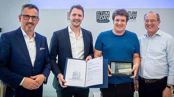 Daniel Metzler and Josef Fleischmann, founders of Isar Aerospace, are honored by Vice President Prof. Gerhard Kramer and Dr. Joachim Post, Chairman of the Board of Freunde der TUM.