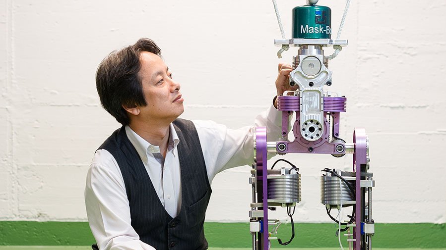 Titelbild der Ausgabe 03/2014: Prof. Gordon Cheng mit einem seiner Forschungsroboter
