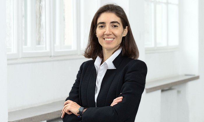 Foto von Prof. Dr. Chiara Manfletti in schwarzem Jacket vor einer weißen Fensterfront