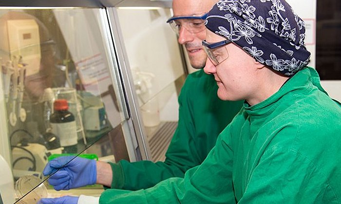 Prof. Stephan A. Sieber und Dr. Sabine Schneider im Labor des Lehrstuhls für Organische Chemie II der TU München. (Bild: A. Battenberg / TUM)