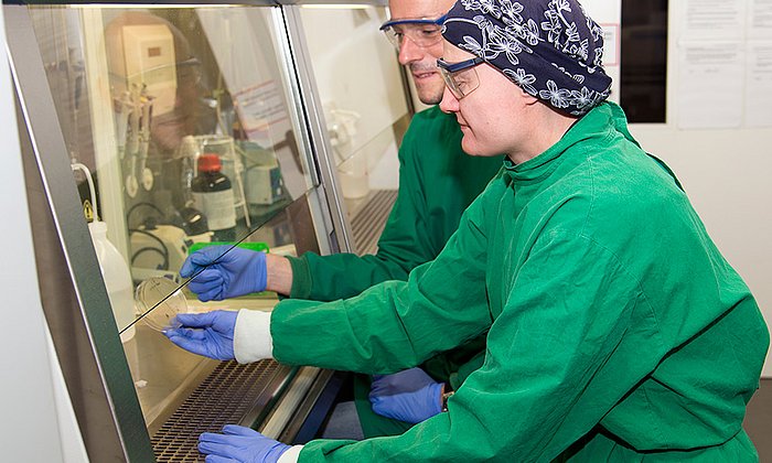 Prof. Stephan A. Sieber and Dr. Sabine Schneider in the laboratory of the Chair of Organic Chemistry II at the Technical University of Munich. (Image: A. Battenberg / TUM)