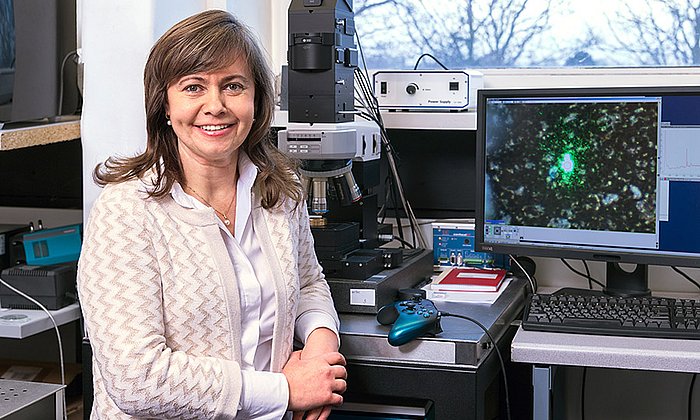 Dr. Natalia Ivleva with her Raman microscope (Image: U. Benz / TUM)