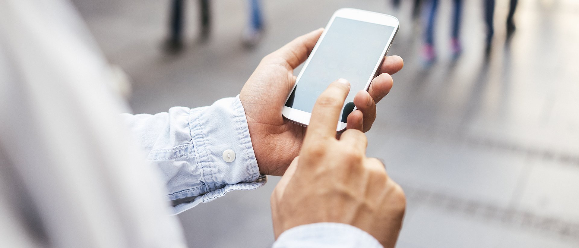 Eine Person schaut auf ihr Smartphone.