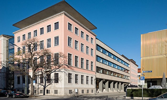 The new building of the HfP next to the museum Lenbachhaus