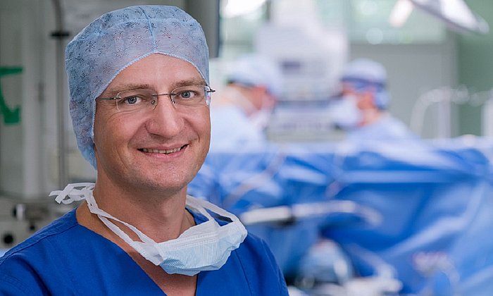 Dr. Markus Krane operiert am Deutschen Herzzentrum München mit der Ozaki-Methode. (Bild: A. Heddergott / TUM)