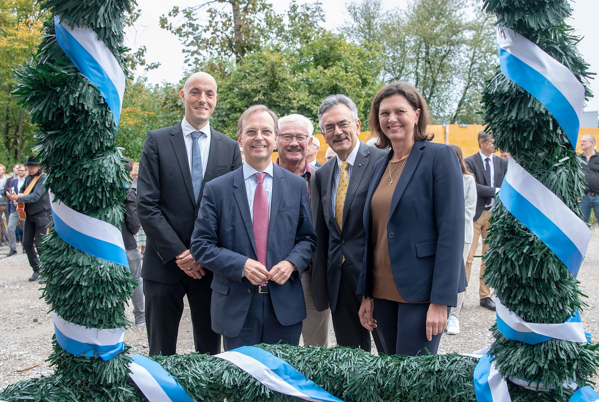 Topping-out ceremony for the new building on campus in Garching: Prof. Stephan Sieber, Vice Director of the Center, Thomas Rachel, Member of Parliament, Parliamentary State Secretary of the Federal Ministry of Education and Research, Alfons Kraft, Second Mayor of Garching, TU President Wolfgang A. Herrmann and Ilse Aigner, Bavarian Minister of Housing, Construction and Transport (from left to right). (Photo: A. Heddergott / TUM)