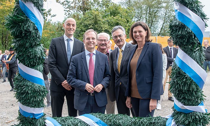 Topping-out ceremony for the new building on campus in Garching: Prof. Stephan Sieber, Vice Director of the Center, Thomas Rachel, Member of Parliament, Parliamentary State Secretary of the Federal Ministry of Education and Research, Alfons Kraft, Second Mayor of Garching, TU President Wolfgang A. Herrmann and Ilse Aigner, Bavarian Minister of Housing, Construction and Transport (from left to right). (Photo: A. Heddergott / TUM)
