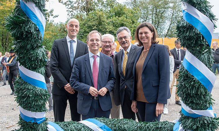 Richtfest zum Neubau des Protein-Forschungszentrums auf dem Campus in Garching: Prof. Stephan Sieber, stv. Leiter des Zentrums, Thomas Rachel, MdB, Parlamentarischer Staatssekretär im Bundesministerium für Bildung und Forschung, Alfons Kraft zweiter Bürgermeister der Stadt Garching, TU-Präsident Wolfgang A. Herrmann und Ilse Aigner, bayerische Staatsministerin für Wohnen, Bau und Verkehr (v.l.n.r.). (Foto: A. Heddergott)