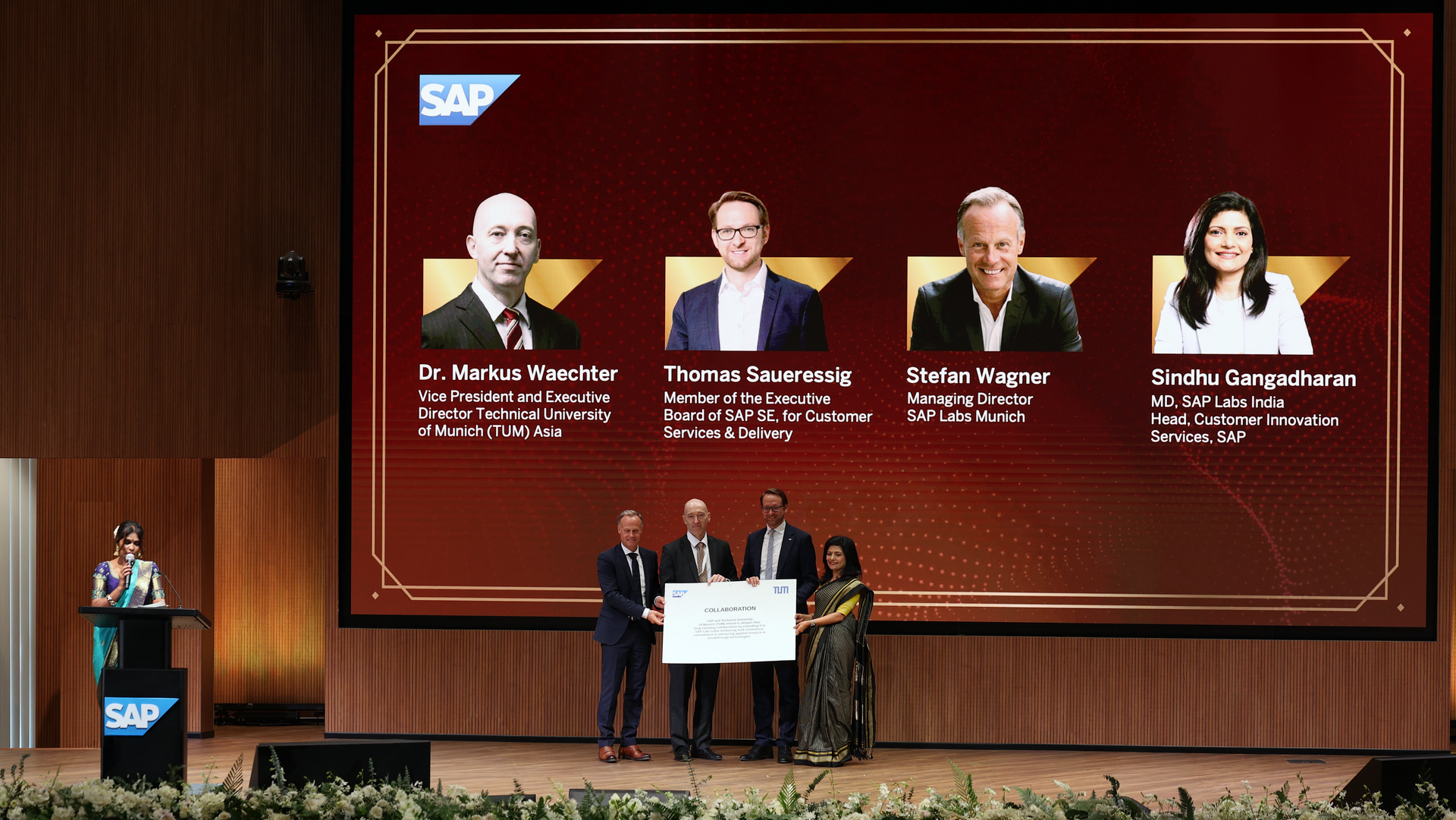 Vertreterinnen und Vertreter von SAP und TUM präsentieren gemeinsam eine Tafel, die eine verstärkte Zusammenarbeit symbolisiert.