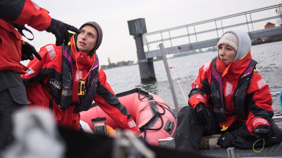 Cleaning the oceans: TUM student Hannah Maral (right) working for The Ocean Cleanup. (Photo: private)