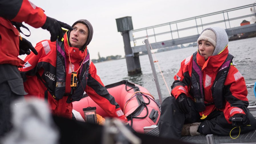 Die Meere sauberer machen: TUM-Studentin Hannah Maral (rechts) im Einsatz für Ocean Clean Up. (Foto: privat) Die Meere sauberer machen: TUM-Studentin Hannah Maral (rechts) im Einsatz für Ocean Clean Up. (Foto: privat)