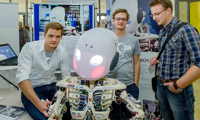 Am Entrepreneurship Day gibt die TUM Gründern die Gelegenheit, ihre Firmen zu präsentieren - hier Roboy. (Bild: Heddergott / TUM)