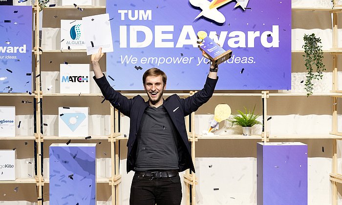 Robin Allert von QuantumDiamonds jubelt bei der Verleihung des TUM IDEAwards.