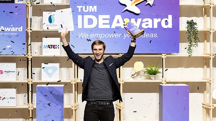 Robin Allert von QuantumDiamonds jubelt bei der Verleihung des TUM IDEAwards.