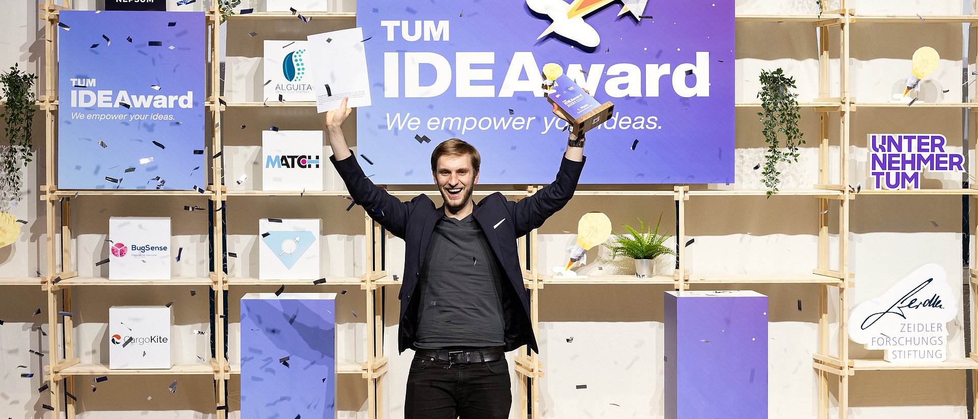 Robin Allert von QuantumDiamonds jubelt bei der Verleihung des TUM IDEAwards.